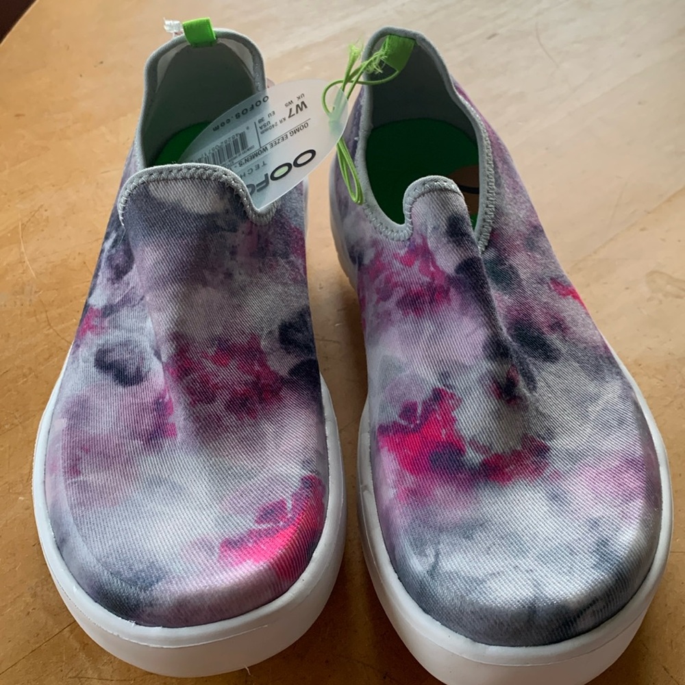 OOFOS OOFOAM 7 New With Tags Pink Tie Dye OOMG EEZEE Women’s slip on tennis shoe